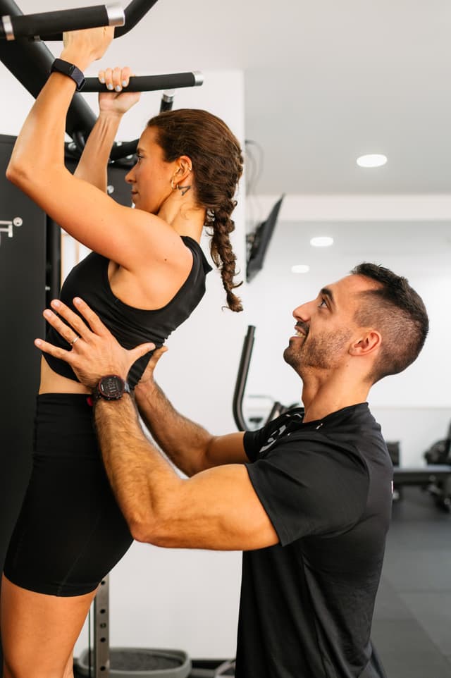 Fabio training pullups