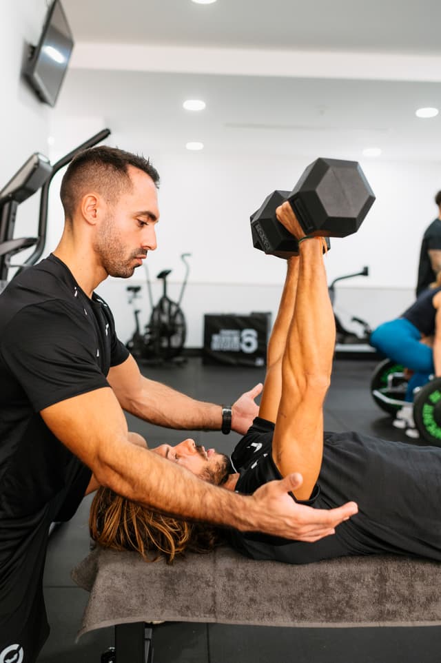 Fabio training dummbell press hold